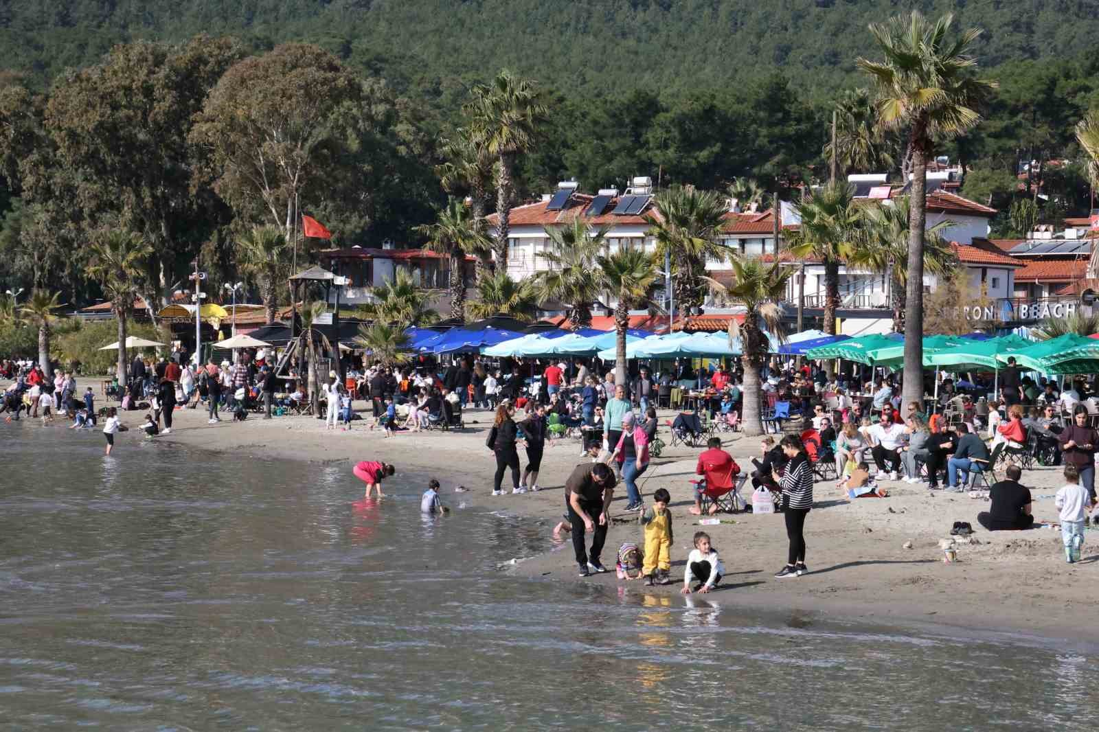 AKYAKA SAHİLİ HAFTA SONU KALABALIKLAŞTI