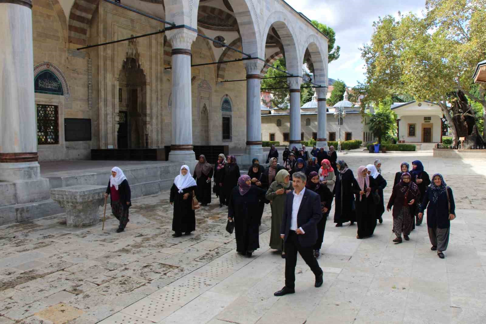 AMASYA’NIN GERNE KÖYÜNDEN 35 KADIN ŞEHİR MERKEZİNDE TARİH TURU ATTI