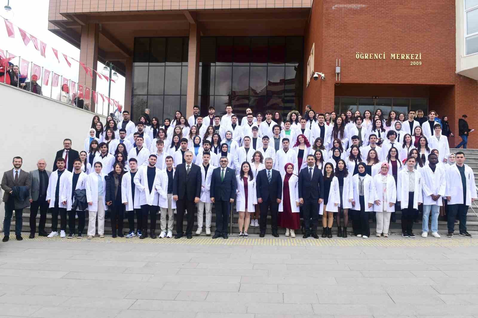 ANADOLU ÜNİVERSİTESİ ECZACILIK FAKÜLTESİ ÖĞRENCİLERİ BEYAZ ÖNLÜKLERİNİ GİYDİ