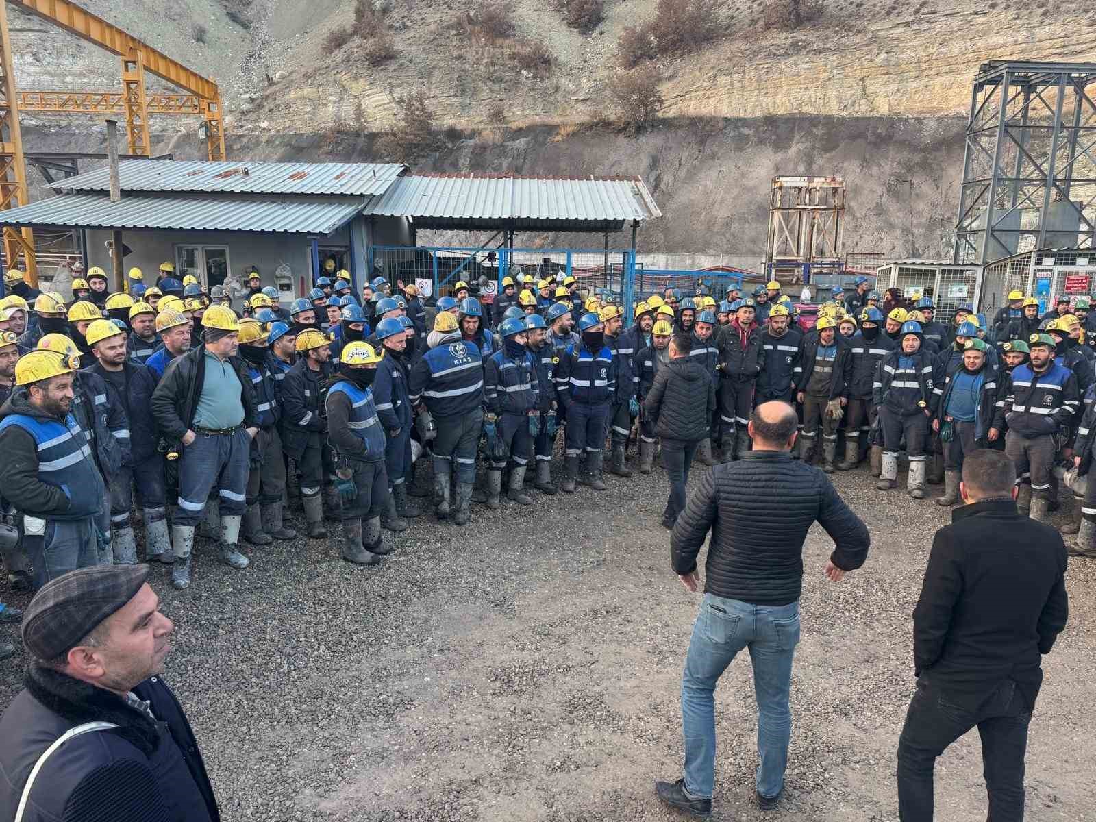 ANKARA'DA MADEN İŞÇİLERİ ÖZELLEŞTİRMEYE KARŞI EYLEM BAŞLATTI