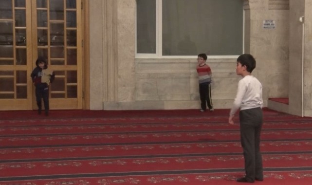 Ankara’da Vatandaşlar Ramazan Ayına İlk Teravih Namazı İle Başladı