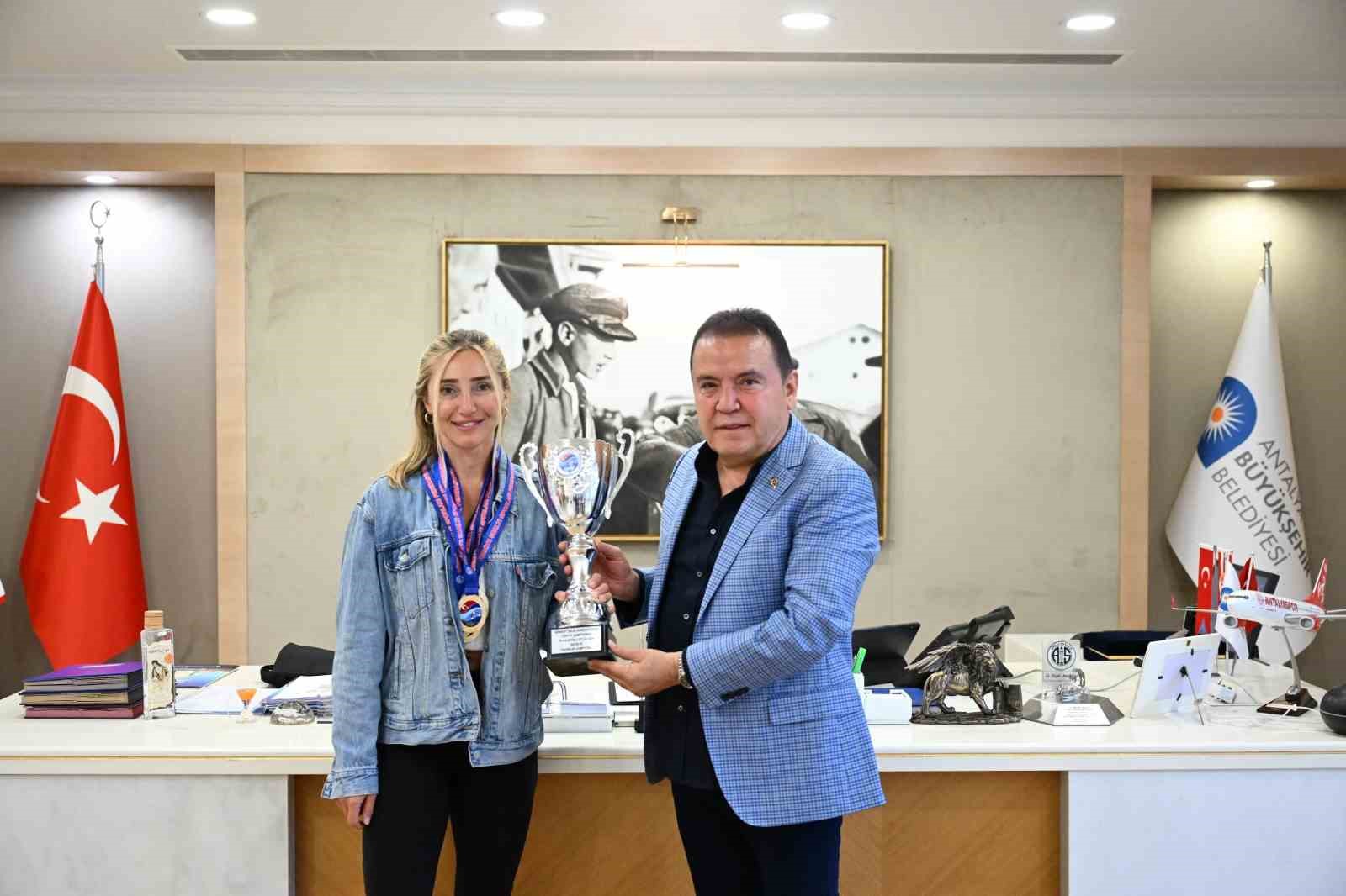ANTALYA BÜYÜKŞEHİR BELEDİYE BAŞKANI MUHİTTİN BÖCEK, ŞAHİKA ERCÜMEN'İN BAŞARISINDAN GURUR DUYDU