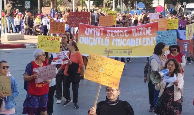 Antalya Kadın Platformu'ndan Şiddete Karşı Yürüyüş