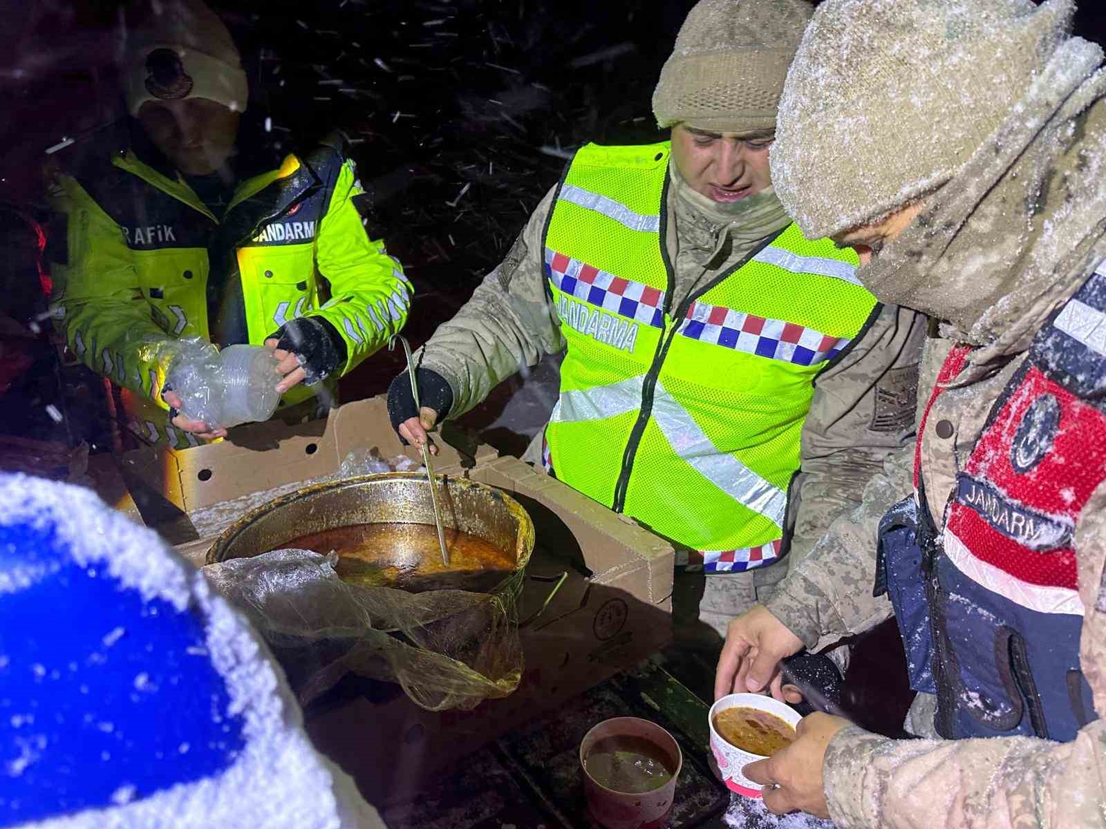 ARDAHAN'IN POSOF İLÇESİNDE SÜRÜCÜLERE SICAK ÇORBA İKRAMI