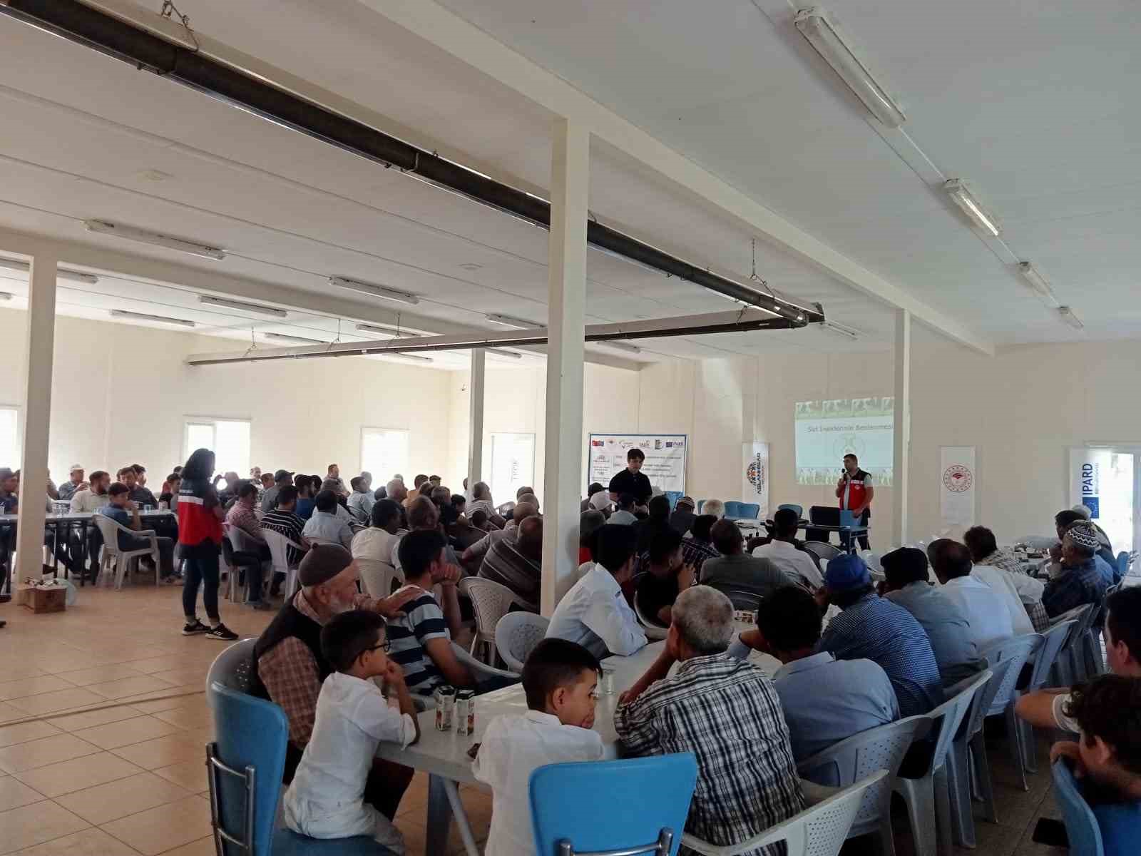 ASLANAPA'DA ÇİFTÇİLERE SÜT SAĞIM HİJYENİ KONUSUNDA BİLGİLENDİRME TOPLANTISI