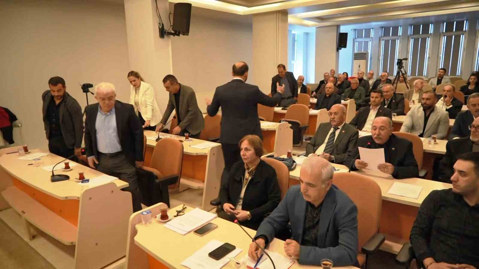 ATAKUM BELEDİYE MECLİSİ'NDE TENSİON: CUMHUR ALLİANCE MEMBERS WALK OUT DURİNG MEETİNG