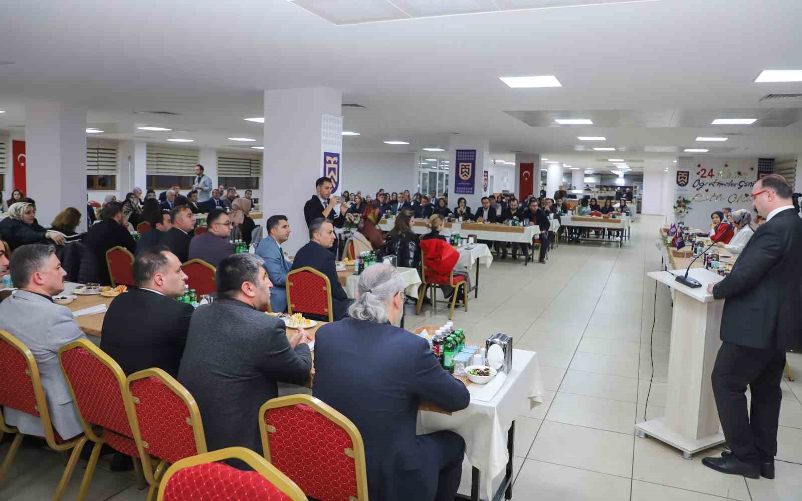 ATATÜRK ÜNİVERSİTESİ REKTÖRÜ ÖĞRETMENLER GÜNÜ ETKİNLİĞİNE KATILDI