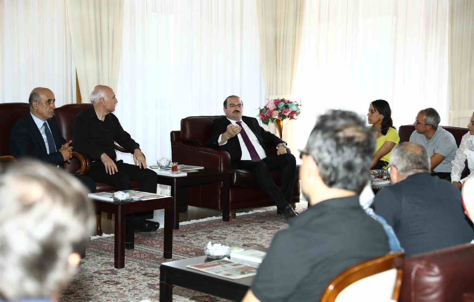 ATATÜRK ÜNİVERSİTESİ REKTÖRÜ PROF. DR. AHMET HACIMÜFTÜOĞLU'NA TEBRİK ZİYARETLERİ SÜRÜYOR