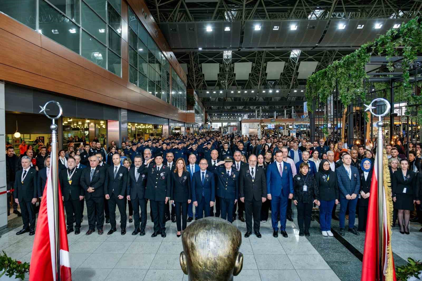 ATATÜRK'ÜN 86. ÖLÜM YIL DÖNÜMÜ SABİHA GÖKÇEN ULUSLARARASI HAVALİMANI'NDA ANILDI