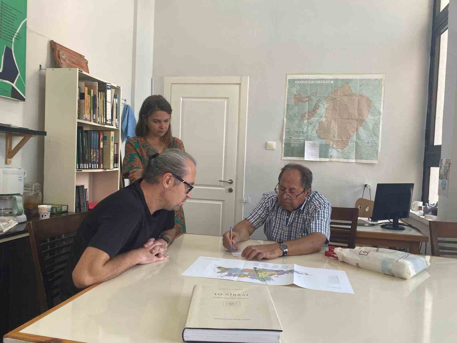 ATİNA'LI AVUKAT AYVALIK'TA ATALARINI ARIYOR