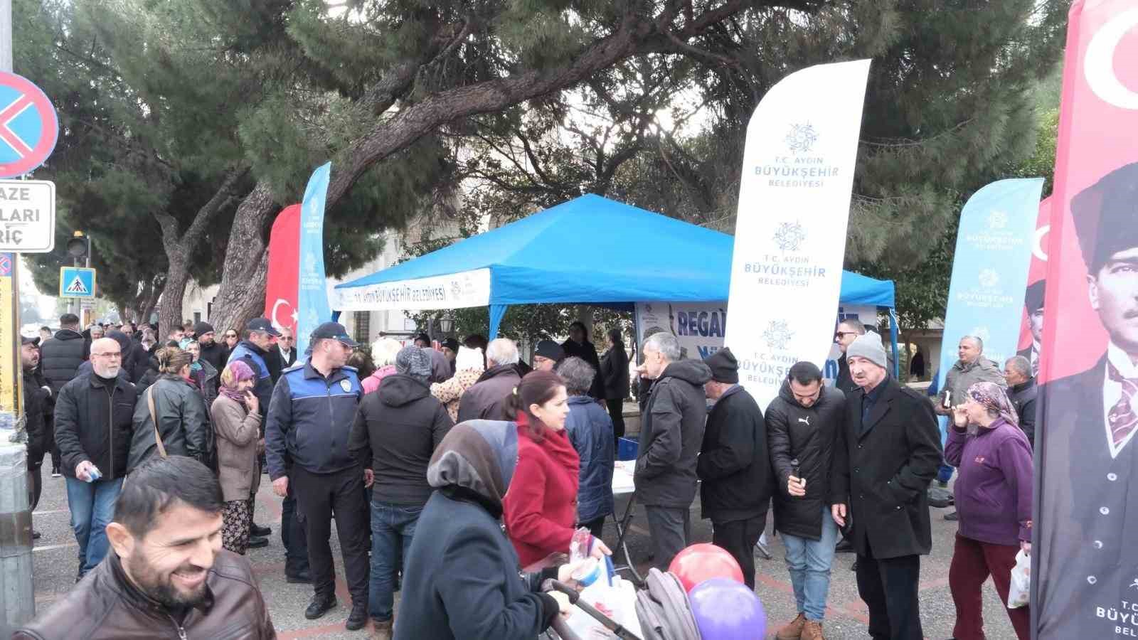 AYDIN BÜYÜKŞEHİR BELEDİYESİ REGAİP KANDİLİ'NDE BİNLERCE KİŞİYE HELVA DAĞITTI