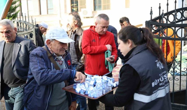 Aydın Büyükşehir Belediyesi Vatandaşlara Lokum İkram Ederek Bayramlaştı