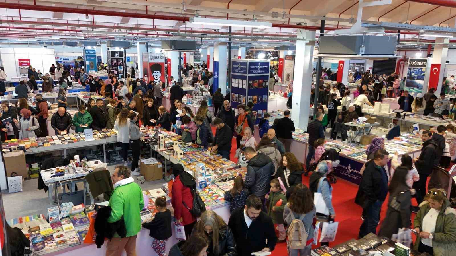 AYDIN KİTAP FUARI'NDA YAZARLAR OKURLARIYLA BULUŞTU