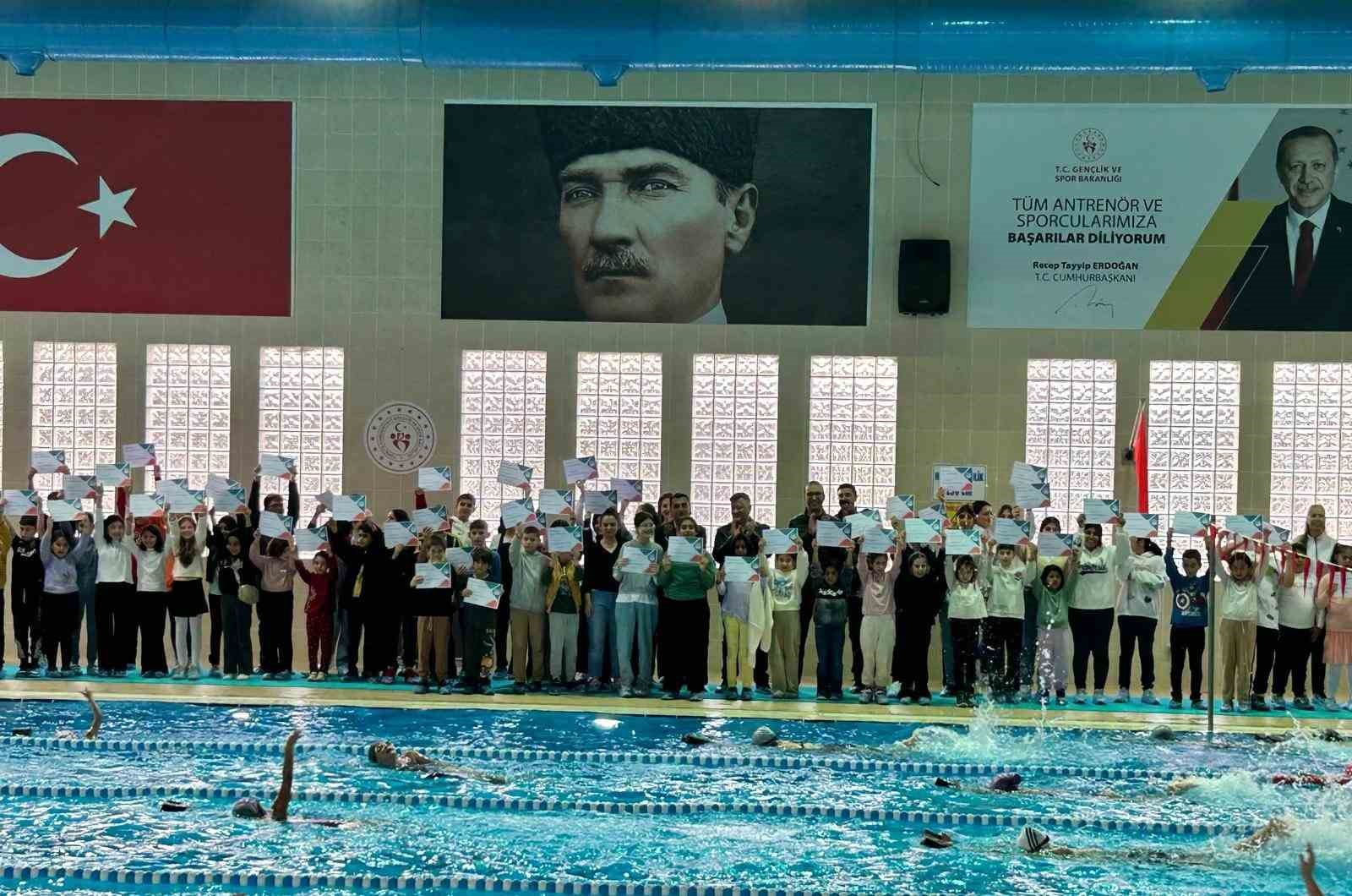 AYDIN’DA YÜZME BİLMEYEN MİNİKLER SERTİFİKALARINI ALDI