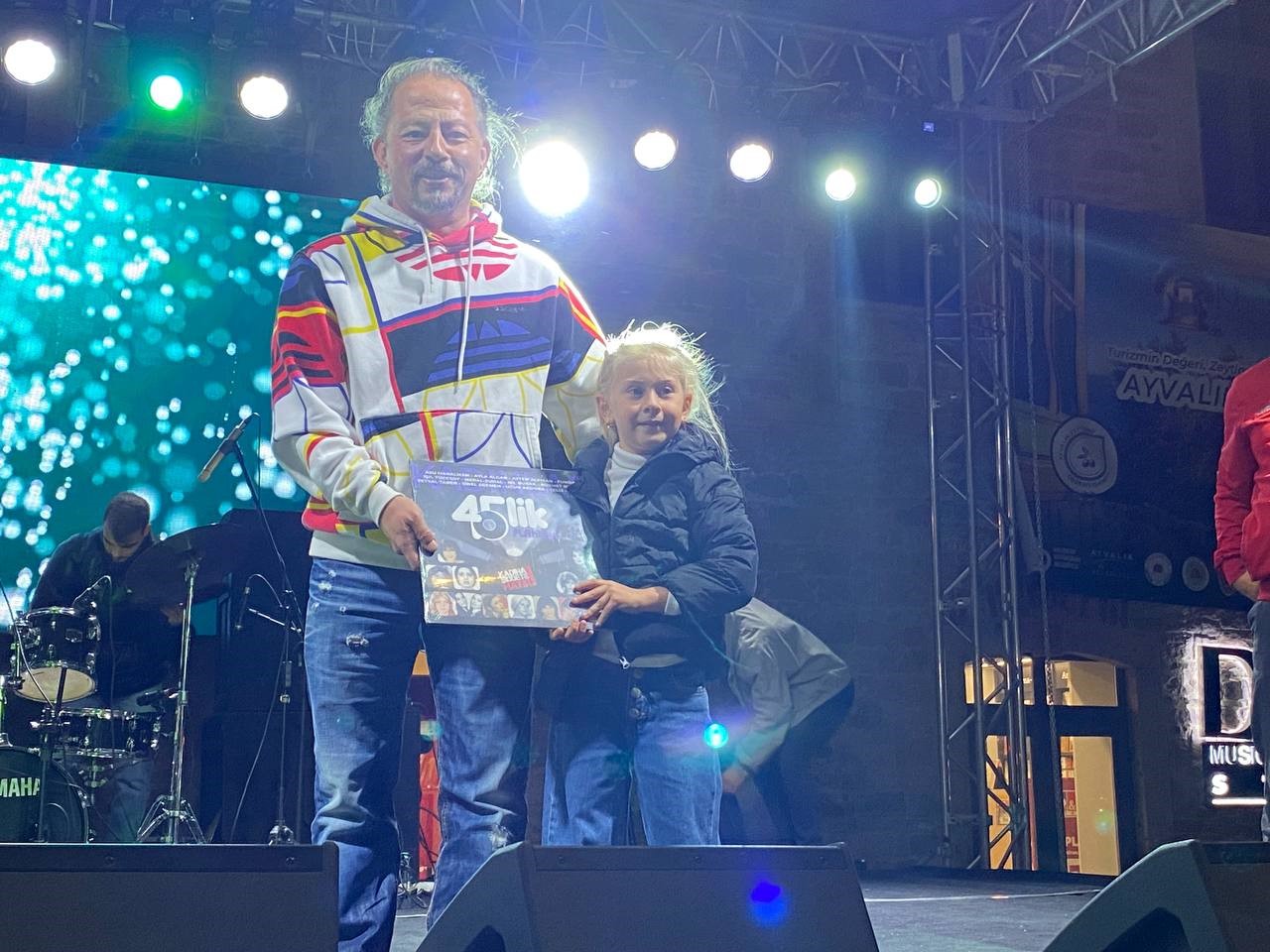 AYVALIK ZEYTİN HASAT FESTİVALİ’NDE NOSTALJİK MÜZİK ZİYAFETİ