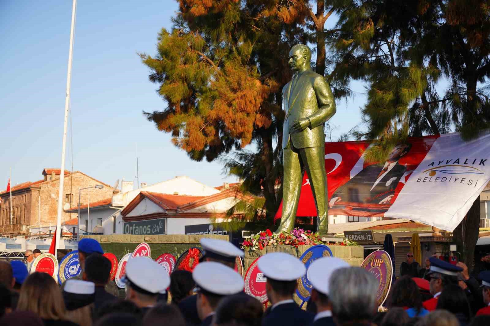 AYVALIK'TA ATATÜRK'Ü ANMA TÖRENİ