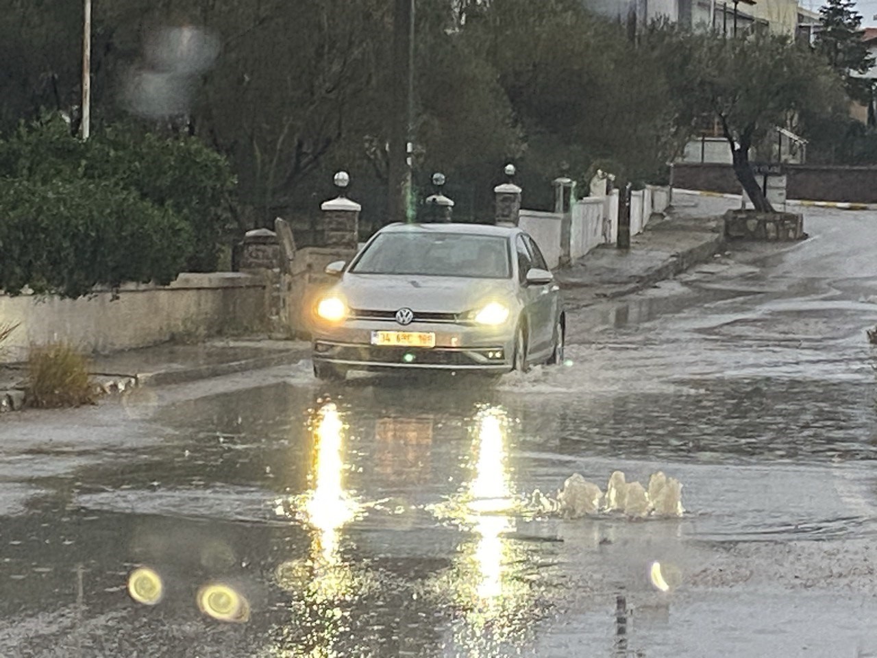 AYVALIK'TA BEKLENEN YAĞIŞ ETKİLİ OLDU