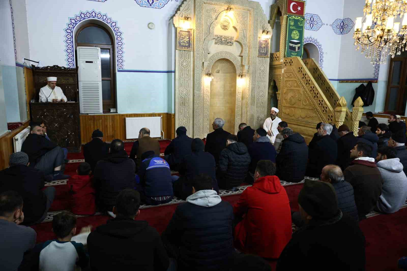 BAHÇELİEVLER CAMİİ'NDE BERAT KANDİLİ COŞKUSU