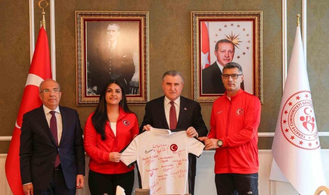 Bakan Bak, Avrupa Havalı Silahlar Şampiyonası'nda Madalya Kazanan Milli Takımı Kabul Etti