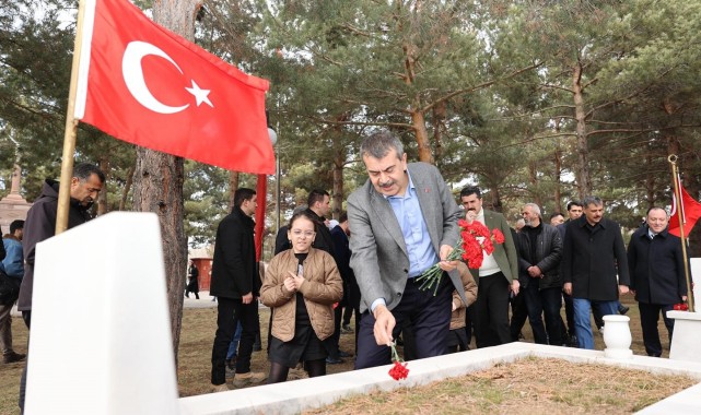 Bakan Tekin, Erzurum'da Şehitlik Ziyareti Gerçekleştirdi