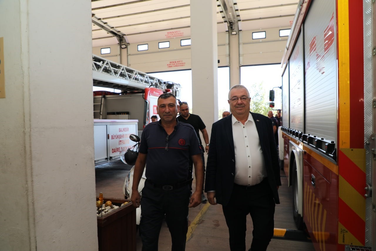 BAŞKAN ERTAŞ, İTFAİYE HAFTASI DOLAYISIYLA EDREMİT İTFAİYE GRUP AMİRLİĞİ'Nİ ZİYARET ETTİ