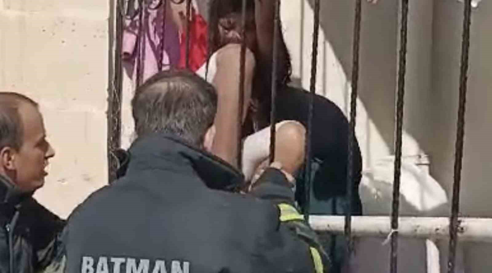 BATMAN'DA OYUN OYNARKEN BALKONDAN KURTARILAN ÇOCUK