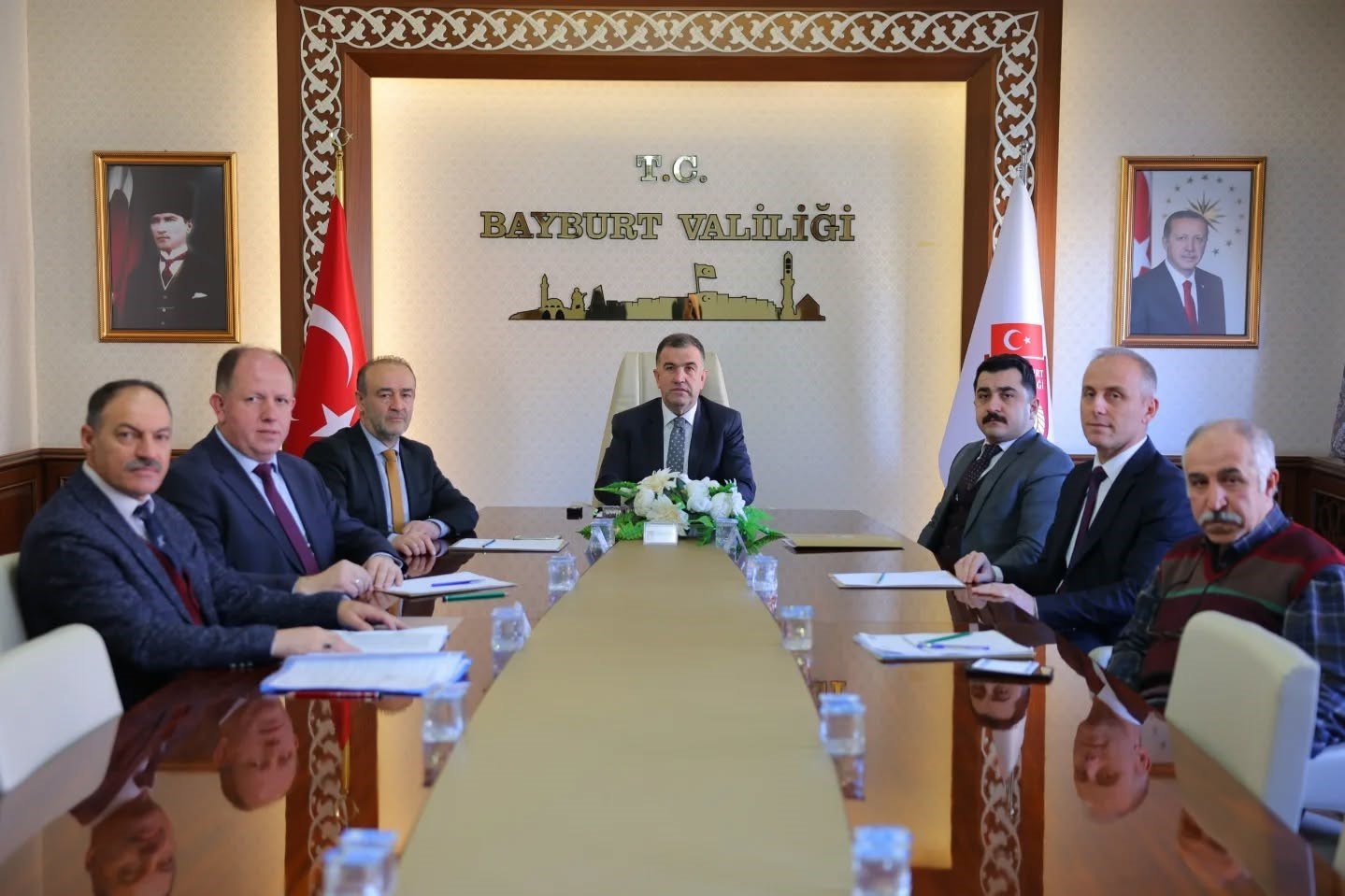 BAYBURT VALİSİ MUSTAFA ELDİVAN BAŞKANLIĞINDA SPOR TESİSLERİ VE DİĞER TESİSLERDE ACİL DURUMLAR KONUŞULDU