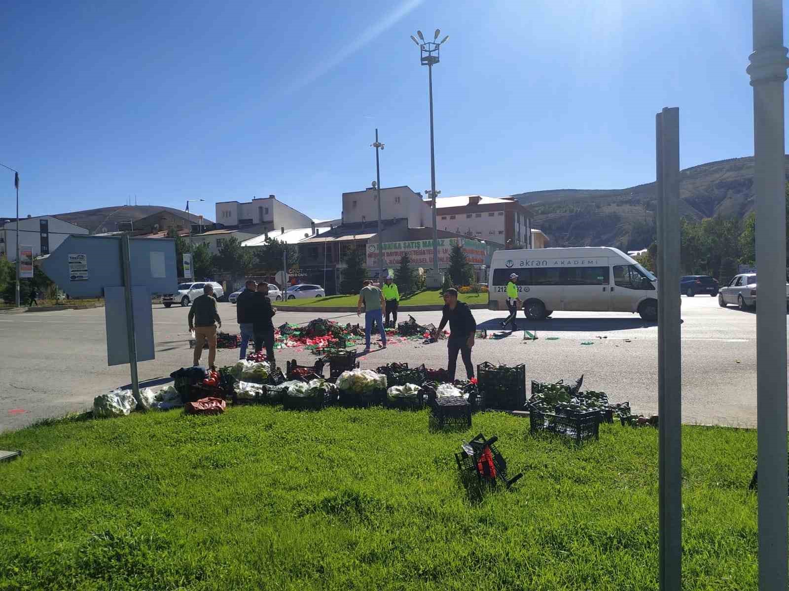 BAYBURT'TA SEBZE VE MEYVE DOLU PİKAP YOLA SAVRULDU