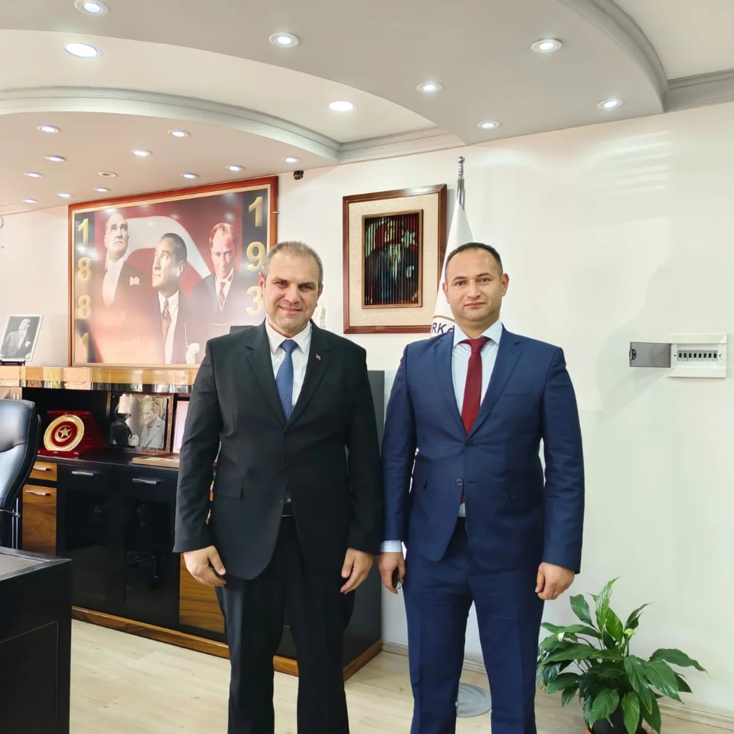 BAYIRKÖY BELEDİYE BAŞKANI AYKUT DİLSİZ, SOSYAL YARDIMLAŞMA VE DAYANIŞMA VAKIF MÜDÜRÜ YUSUF ŞİNAY'I MAKAMINDA AĞIRLADI