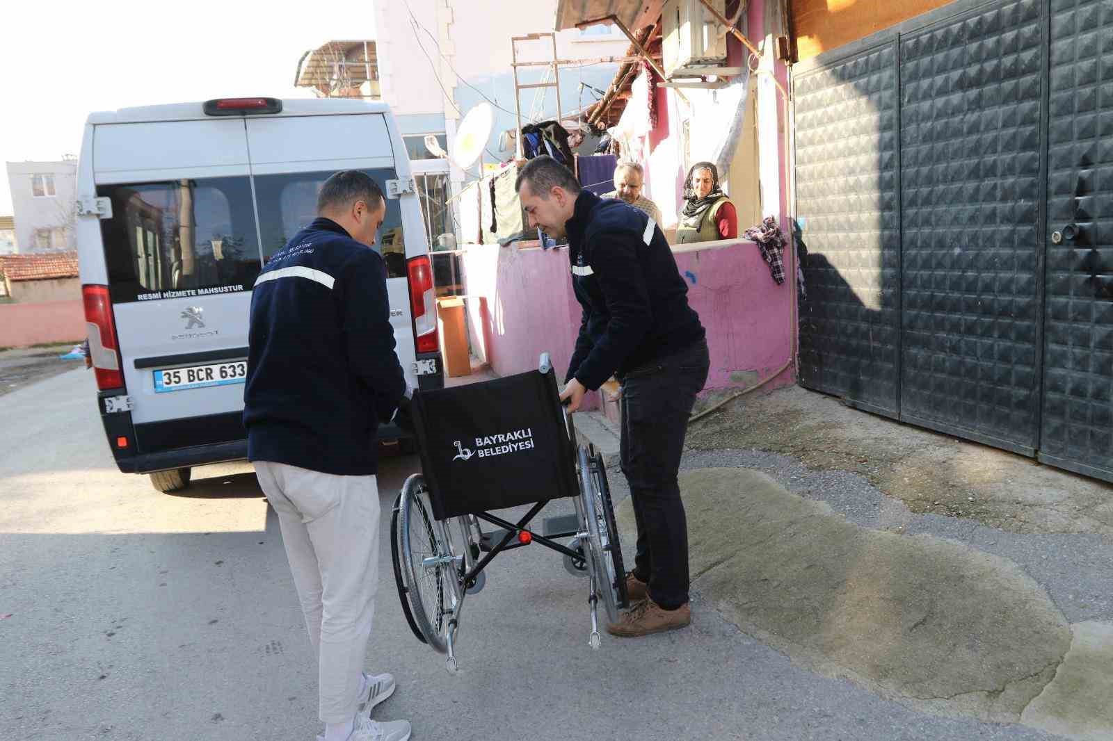 BAYRAKLI BELEDİYESİ ENGELLİ VATANDAŞLARA TEKERLEKLİ SANDALYE DAĞITTI