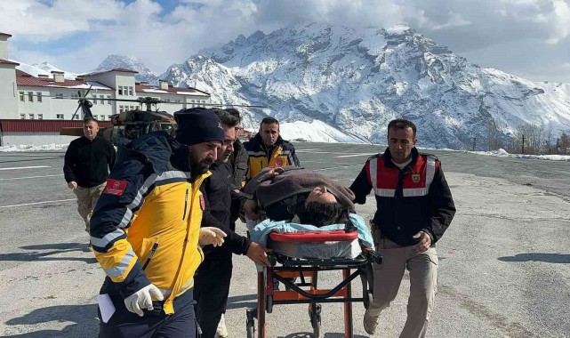 Bebek Yolda: Hakkari'de Hamile Kadın Helikopterle Hastaneye Sevk Edildi