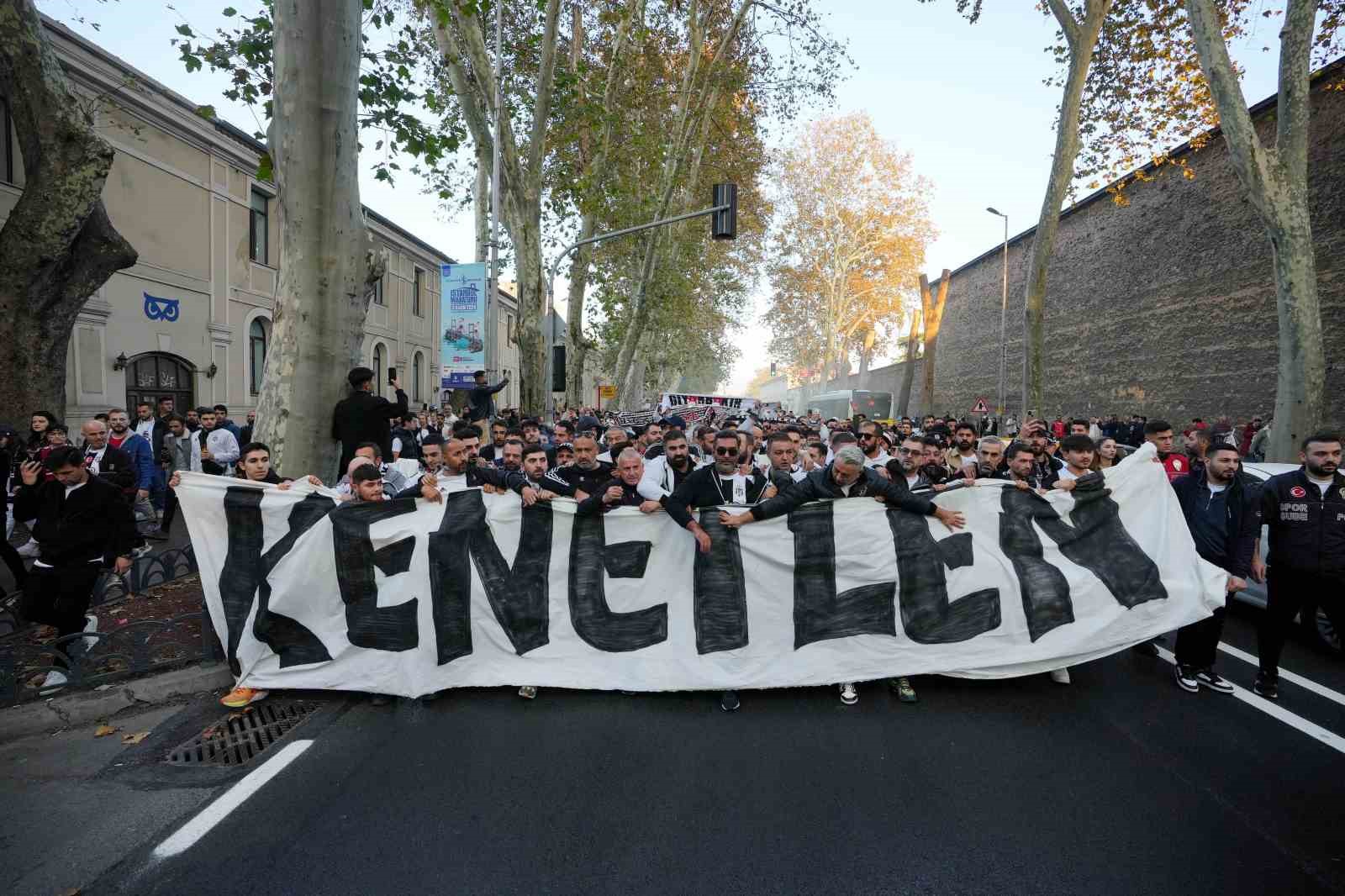 BEŞİKTAŞ TARAFTARLARINDAN SESSİZ YÜRÜYÜŞ