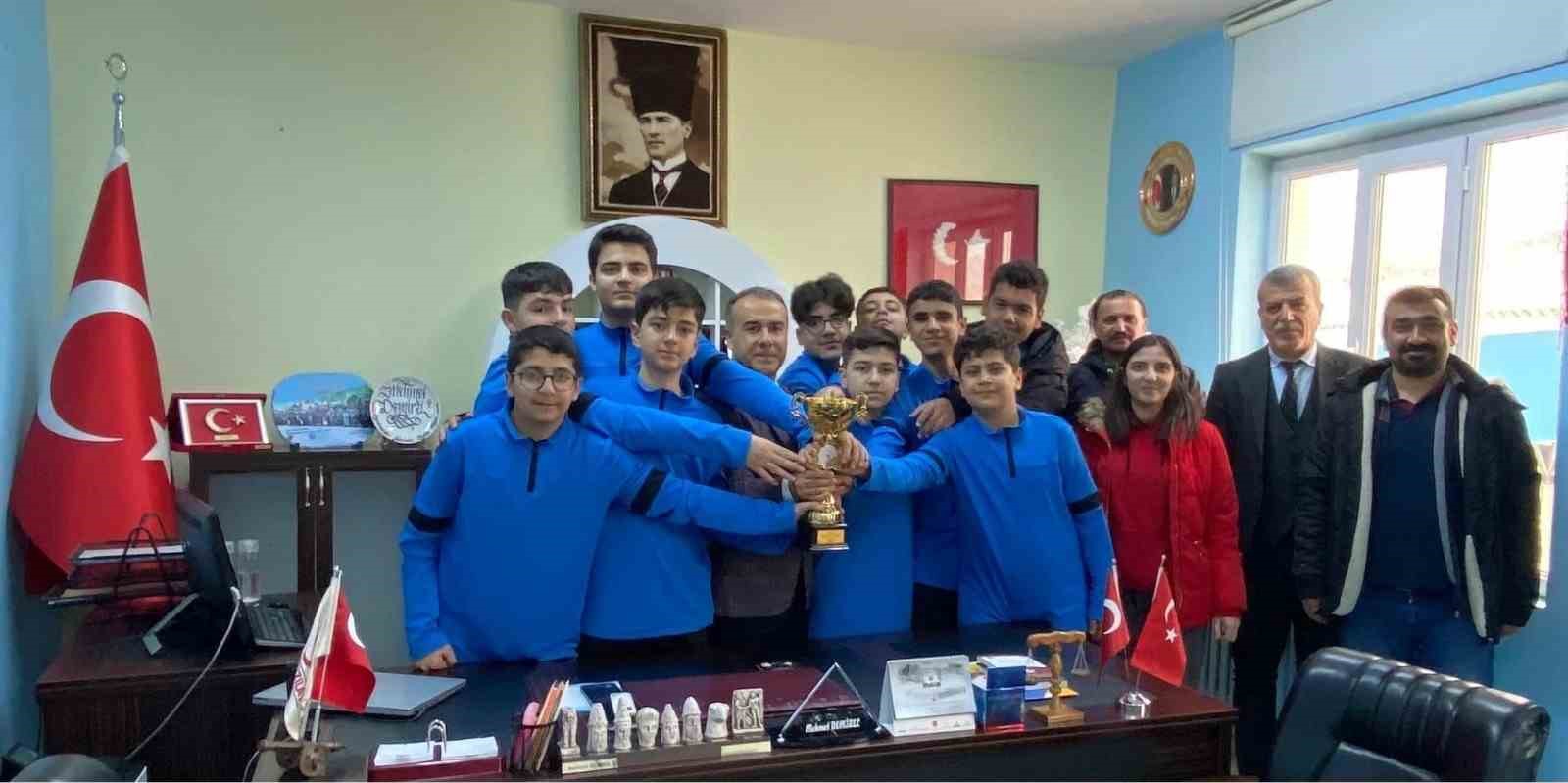 BESNİ TUĞSUZ ALİ AĞA ORTAOKULU ŞAMPİYONLUĞU KUTLADI