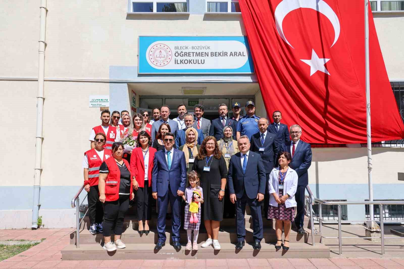 BİLECİK BOZÜYÜK KIZILAY ŞUBESİNDEN ÖĞRENCİLERE ÇANTA VE KIRTASİYE MALZEMELERİ DAĞITIMI