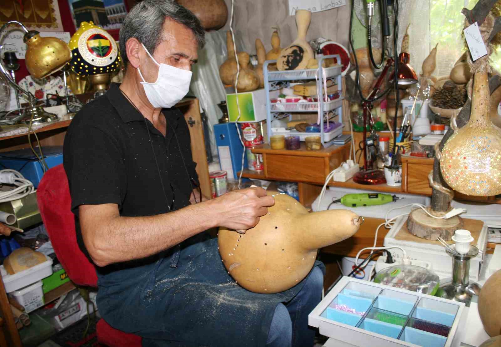 BİLECİKLİ EMEKLİ VATANDAŞ SU KABAKLARIYLA SANAT ESERLERİNE İMZA ATIYOR