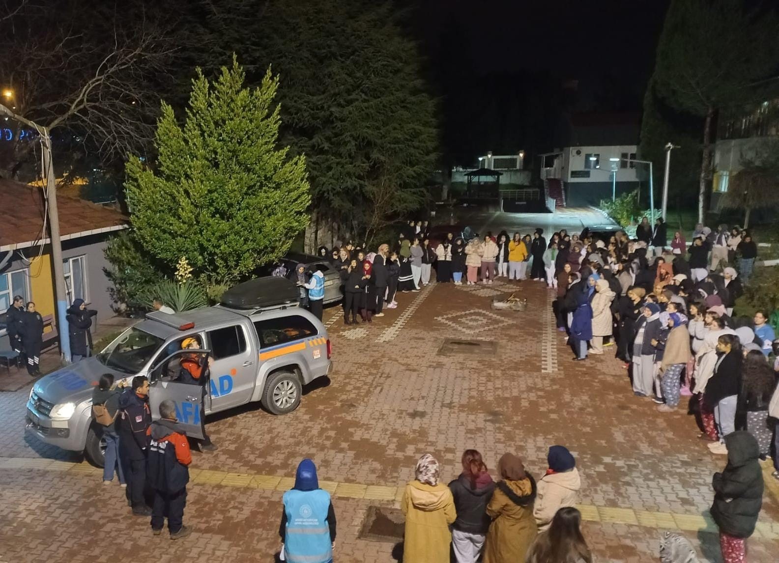 BİLECİK'TE KYK YURDUNDA GERÇEĞİ ARATMAYAN TAHLİYE TATBİKATI