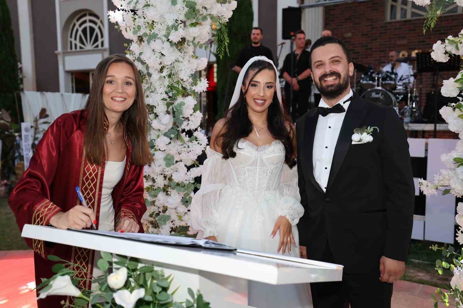 BİN 318 ÇİFTİN MUTLU GÜNÜ ŞEHZADELER BELEDİYESİ'NDE