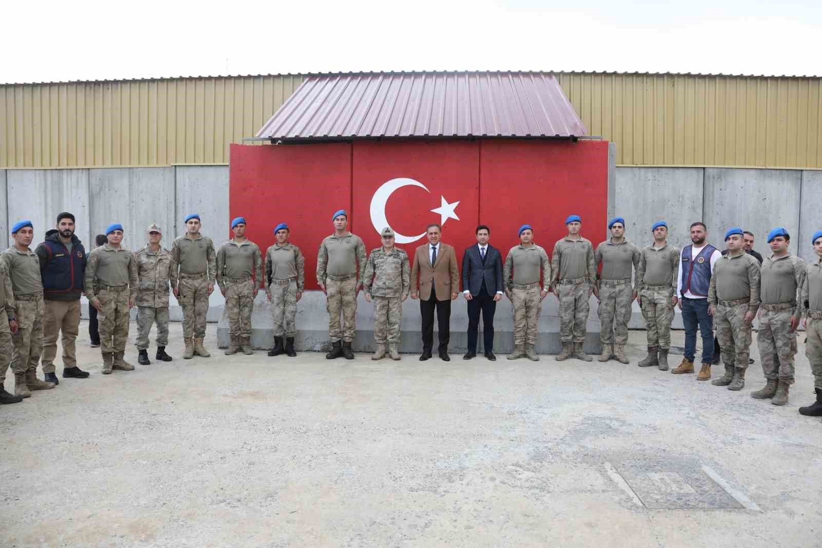 BİNGÖL VALİSİ ÜS BÖLGESİNİ ZİYARET ETTİ