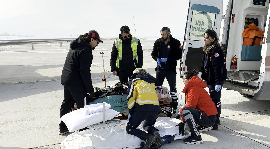 BİTLİS'TEN ANKARA'YA UÇAK AMBULANSLA SEVKEDİLEN YARALI