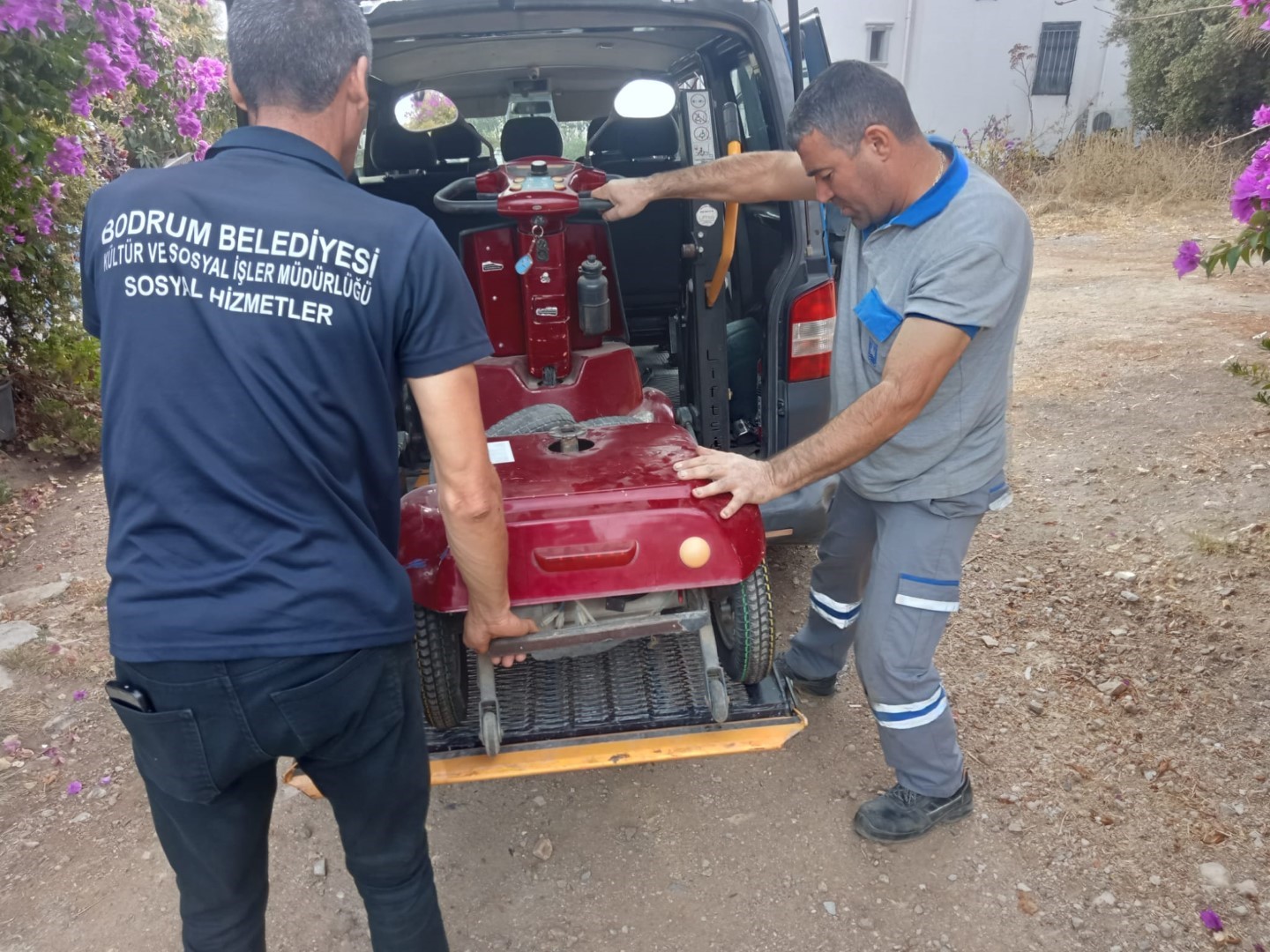 BODRUM BELEDİYESİ ENGELLİ VATANDAŞLARA AKÜLÜ SANDALYE BAKIM VE ONARIM DESTEĞİ SUNUYOR