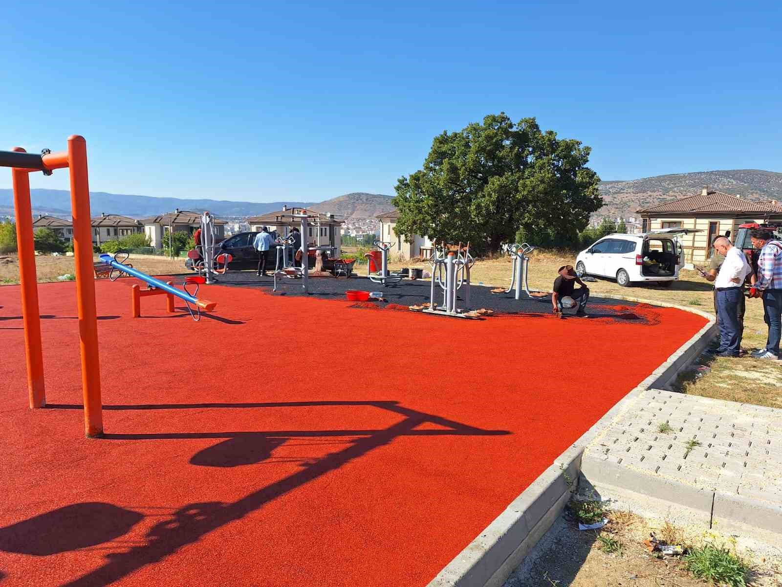 BOZÜYÜK BELEDİYESİ PARKLARDA YENİLEME ÇALIŞMALARINA DEVAM EDİYOR
