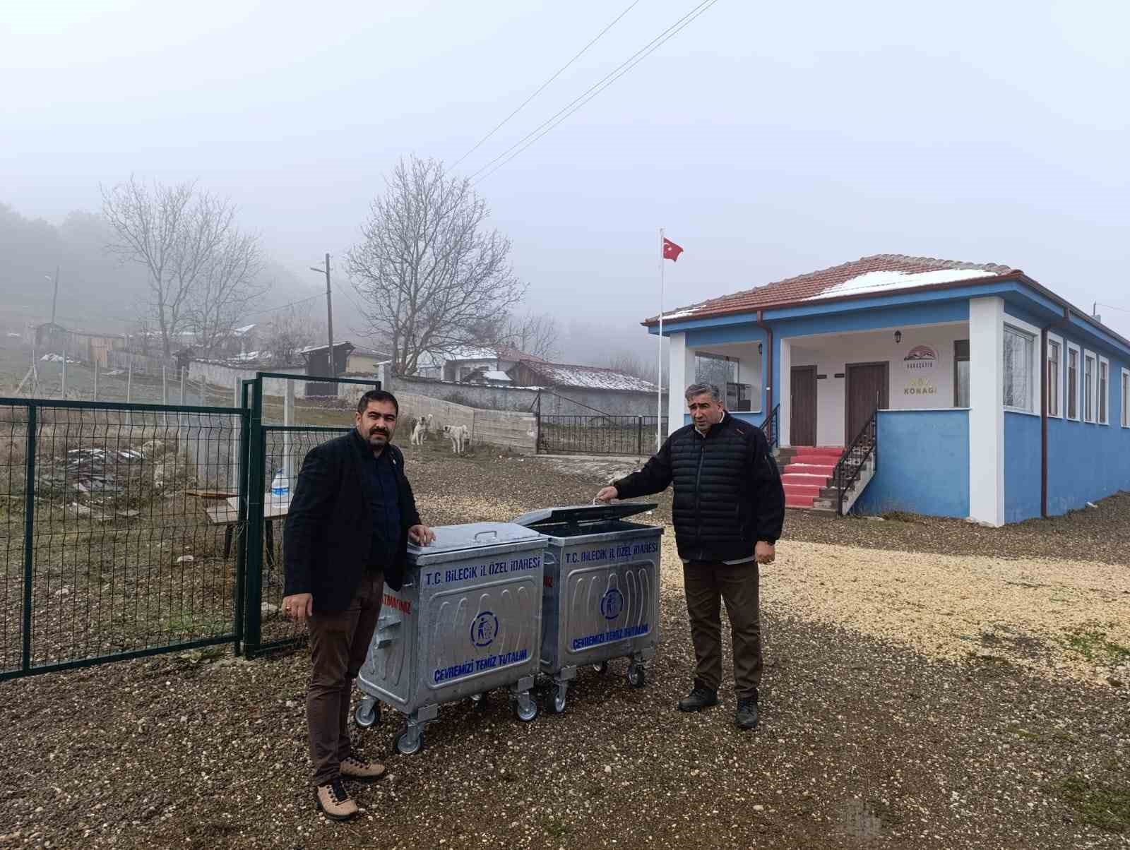 BOZÜYÜK KÖYLERE ÇÖP KONTEYNERİ DAĞITIMINI SÜRDÜRÜYOR