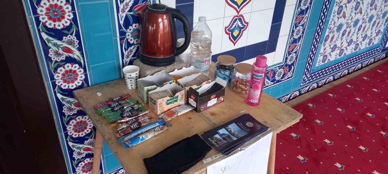 BUHARKENT CAMİİ İMAMI VATANDAŞLARA İKRAM KÖŞESİ OLUŞTURDU