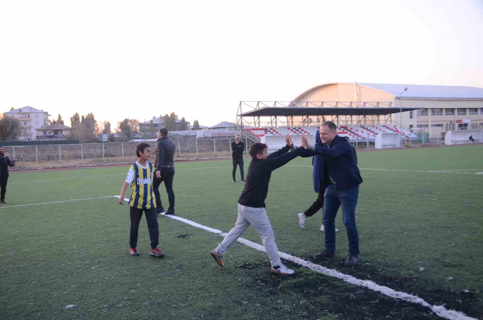 BULANIK KAYMAKAMI ÖMER ÖVÜNÇ KOŞANSU, ÇOCUKLARLA FUTBOL KEYFİ YAŞADI
