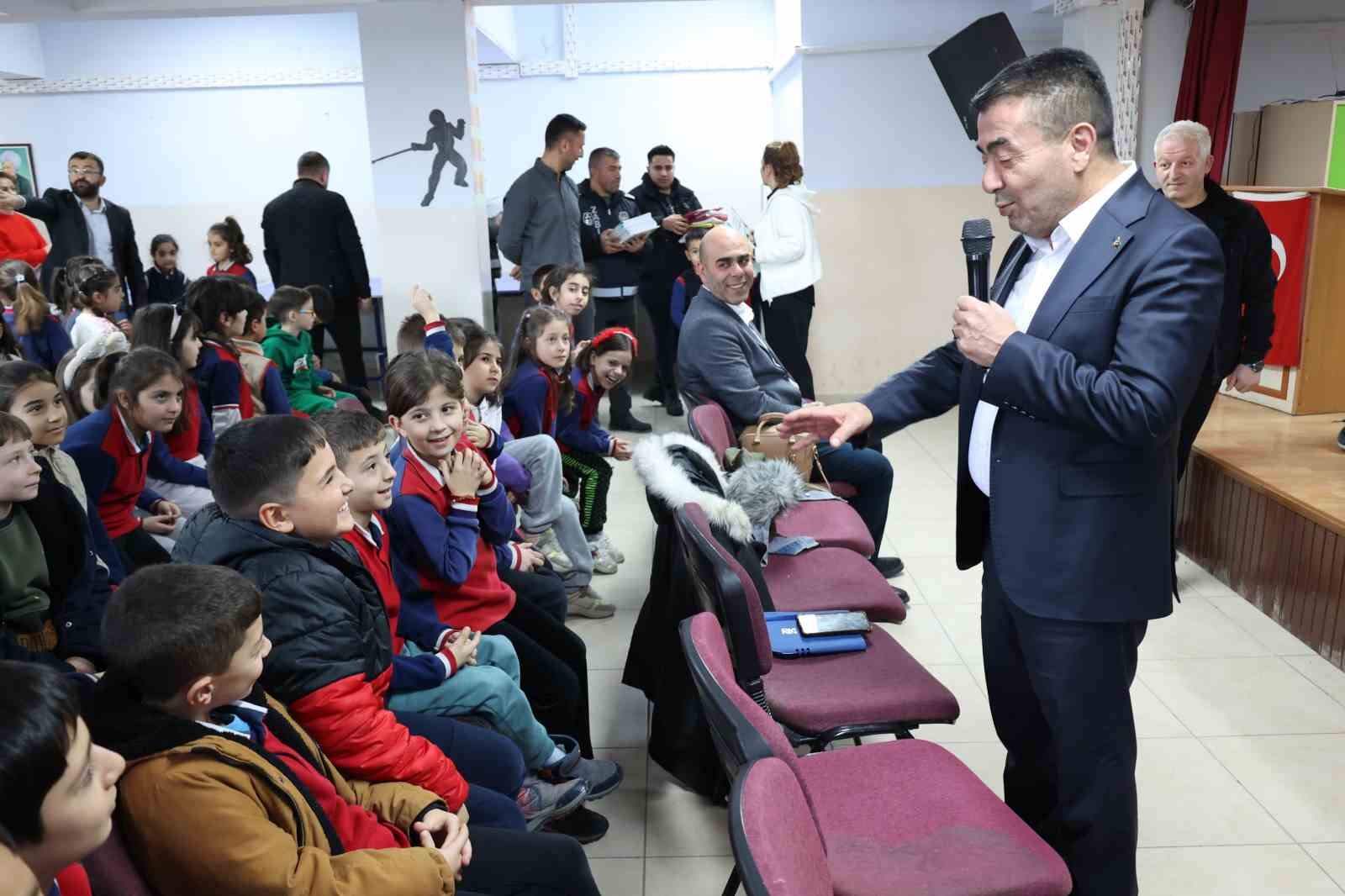 BÜNYAN BELEDİYE BAŞKANI ÖĞRENCİLERE FORMA HEDİYE EDİYOR