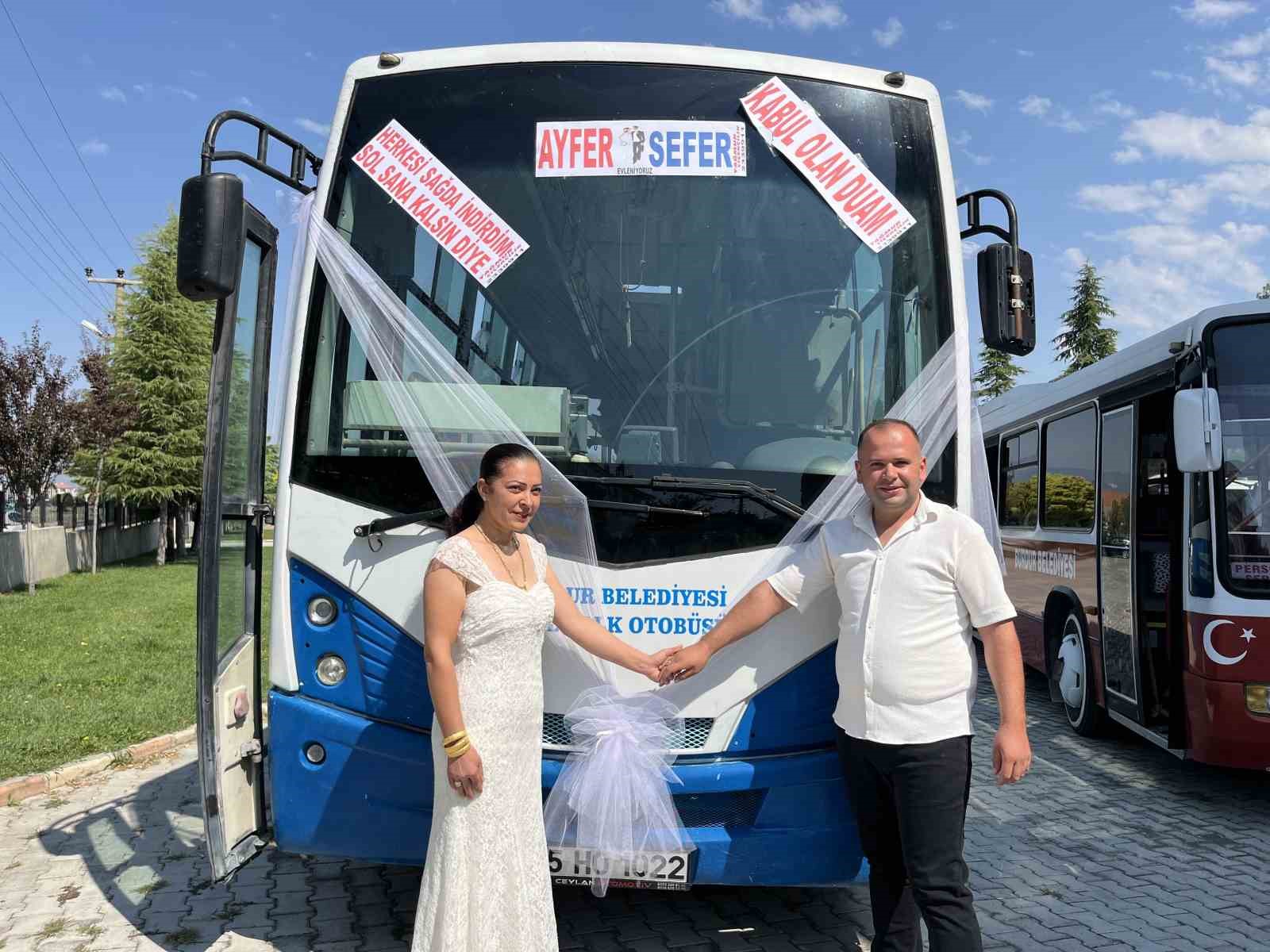 BURDUR’DA FARKLI BİR NİKAH TÖRENİ: HALK OTOBÜSÜ GELİN ARABASI