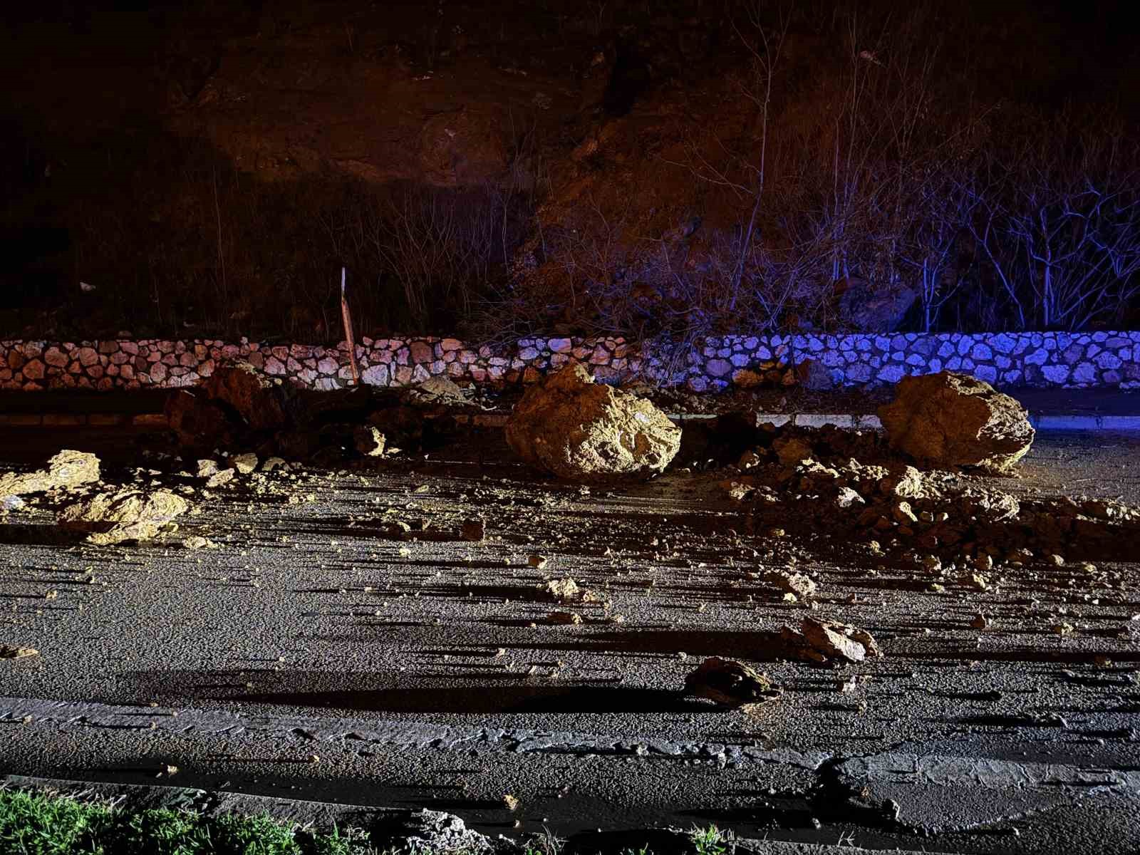 BURSA'NIN KESTEL İLÇESİNDE HEYELAN TRAFİĞİ KAPATTI