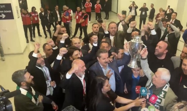 Bursaspor Şampiyonluk Kupasını Kaldırdı