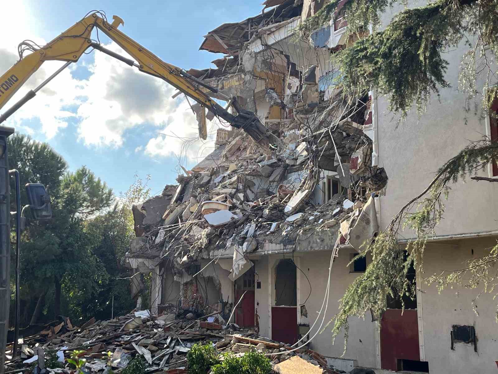 BÜYÜKÇEKMECE'DE 91 BAĞIMSIZ BÖLÜMLÜ 8 BLOKLU SİTENİN YIKIMI BAŞLADI
