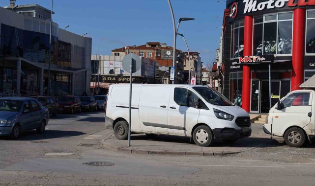 Büyükşehir Belediyesi Zabıta Ekiplerinden Yaya Yollarına Park Eden Araçlara Uyarı